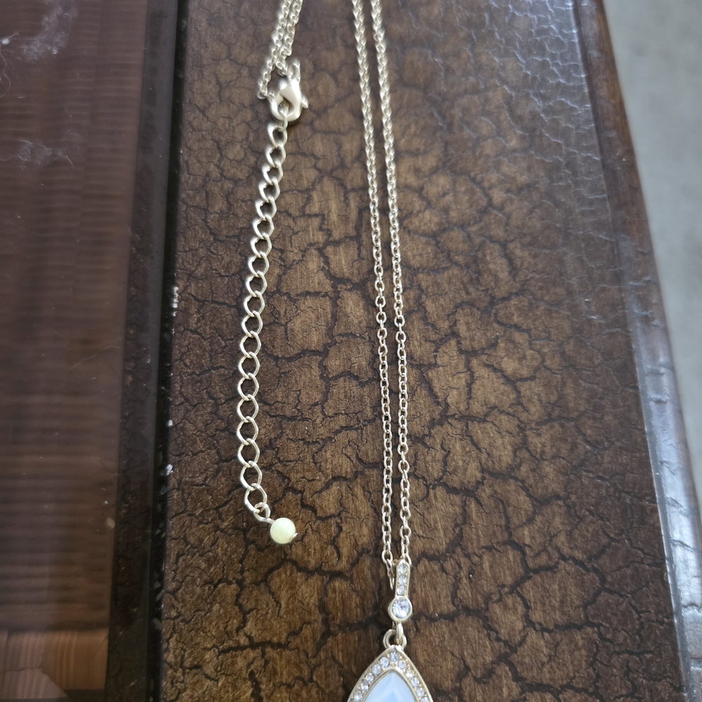 Source Unknown Gold and White Teardrop Necklace - Picture 4 of 4
